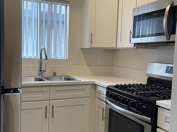 5th image of 11742 Mayfield Ave #116