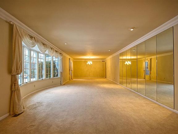 4th image of 219 Wickenham Dr