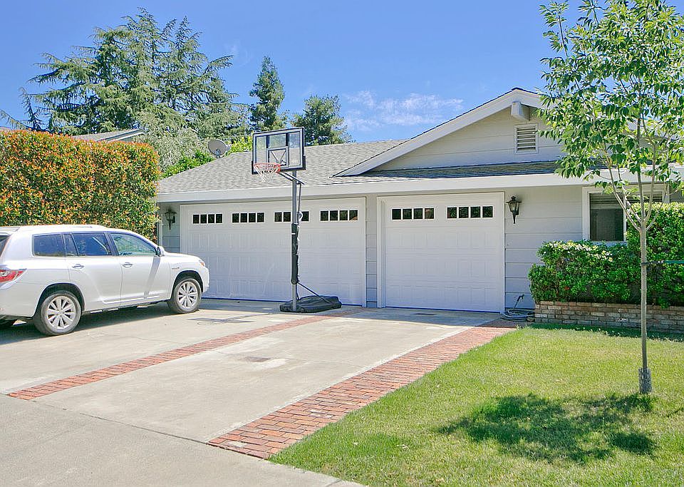 2nd image of 906 Sierra Madre Way