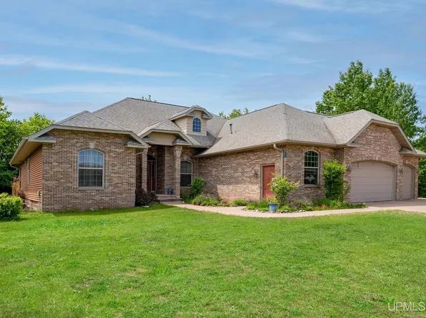 821 Camelot Dr, Negaunee, MI 49866