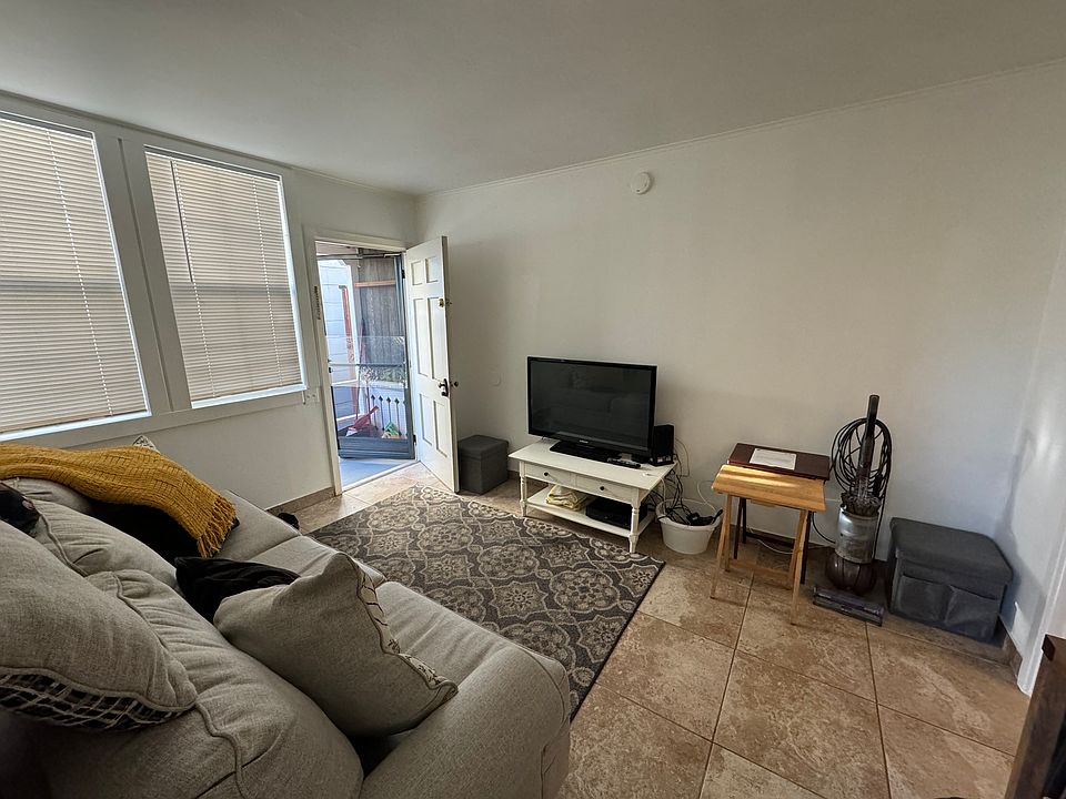 2nd image of 2519 De La Vina St APT 5