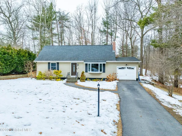 11 Dover Place, Halfmoon, NY 12065