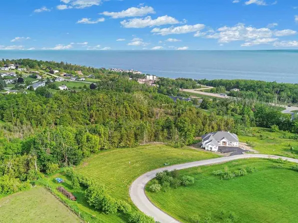 980 Hotchkiss Cir, Petoskey, MI 49770