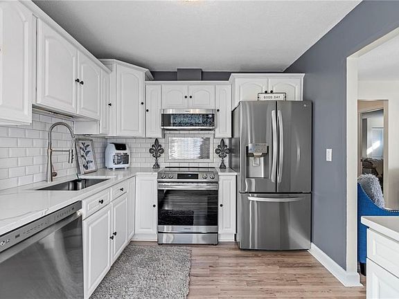 3rd image of 223 Duxbury Ct