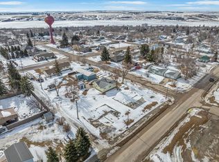 404 6th St NE, Kenmare, ND 58746