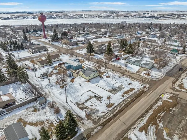 404 6th St NE, Kenmare, ND 58746