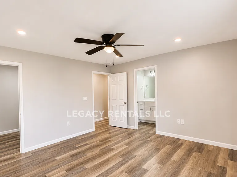 240 Longwood Ln #1 — Photo 9