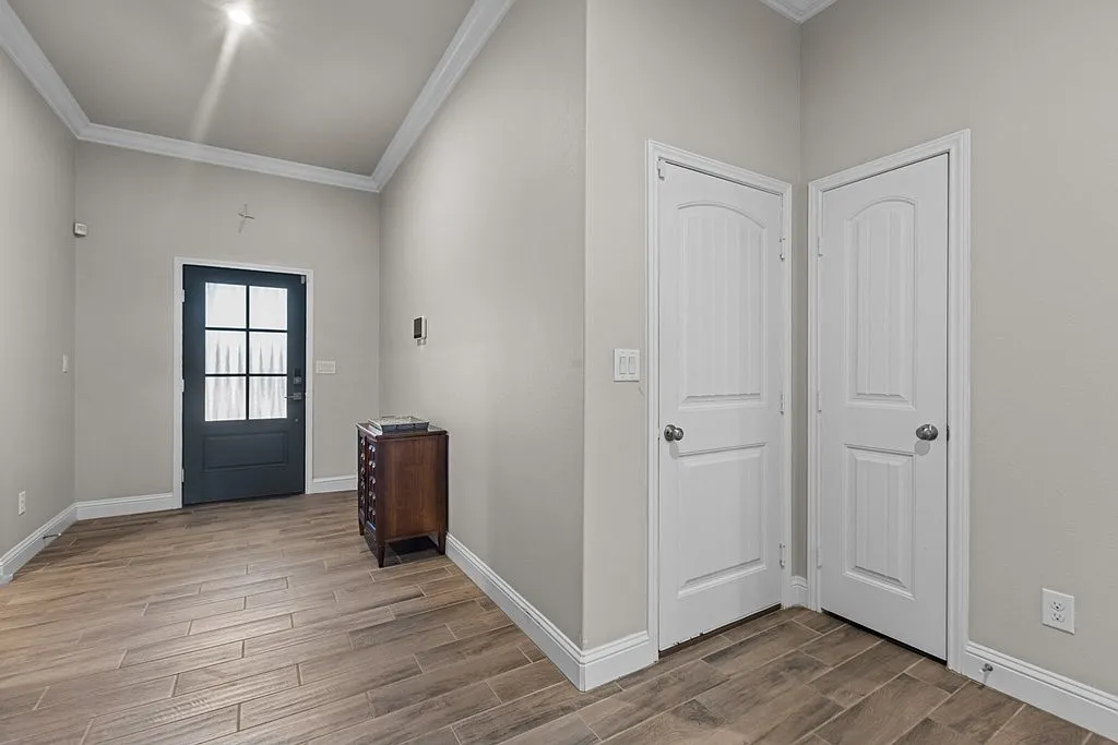 3 bed, 2.0 bath, 2050 sqft, $2,450 — Photo 4