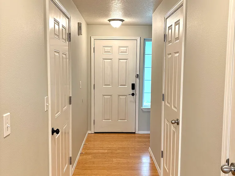 466 Corinne Dr — Photo 3