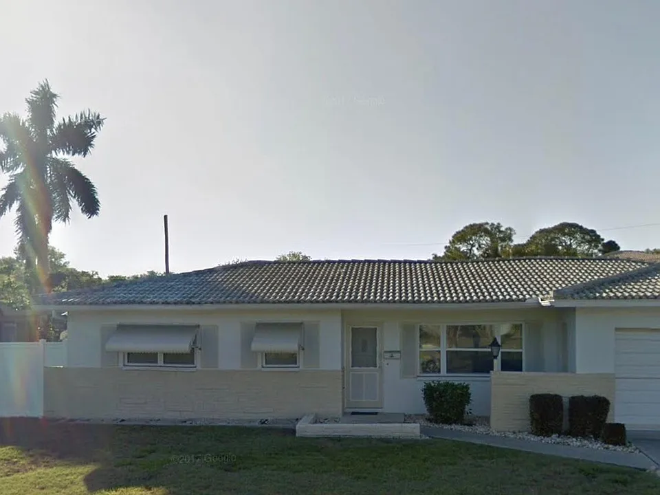 221 NW Monroe Cir N