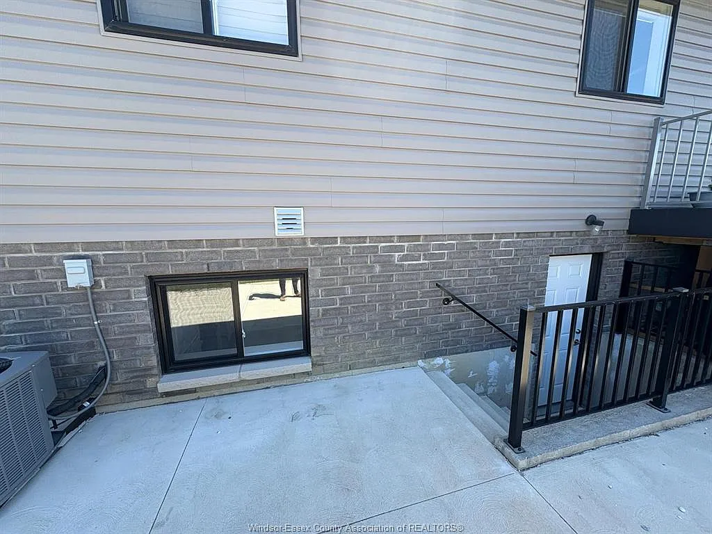Building Photo - 407 Thompson Ave #2