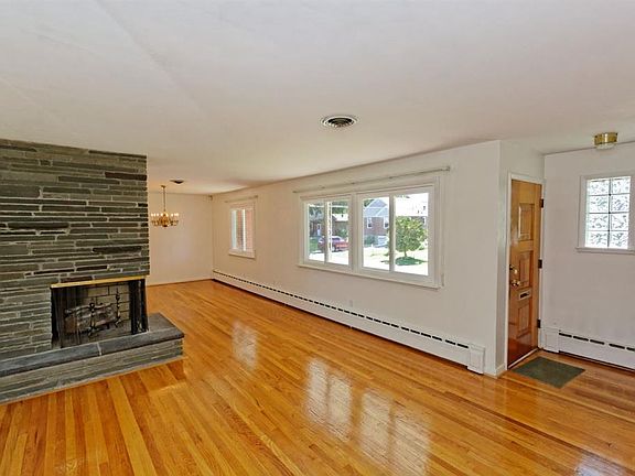 2nd image of 413 Hackett Blvd