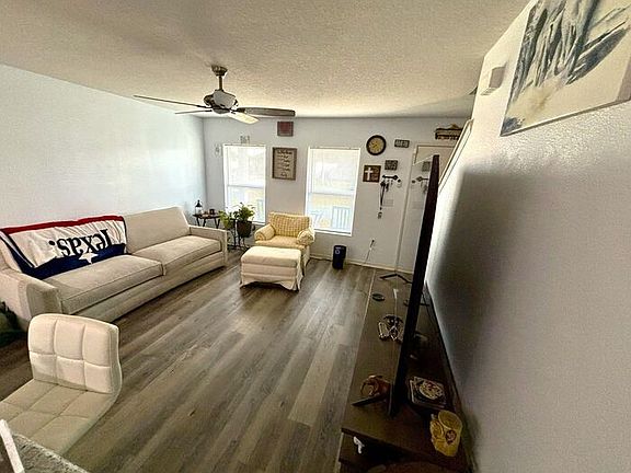 3rd image of 204 Gladiola Ct