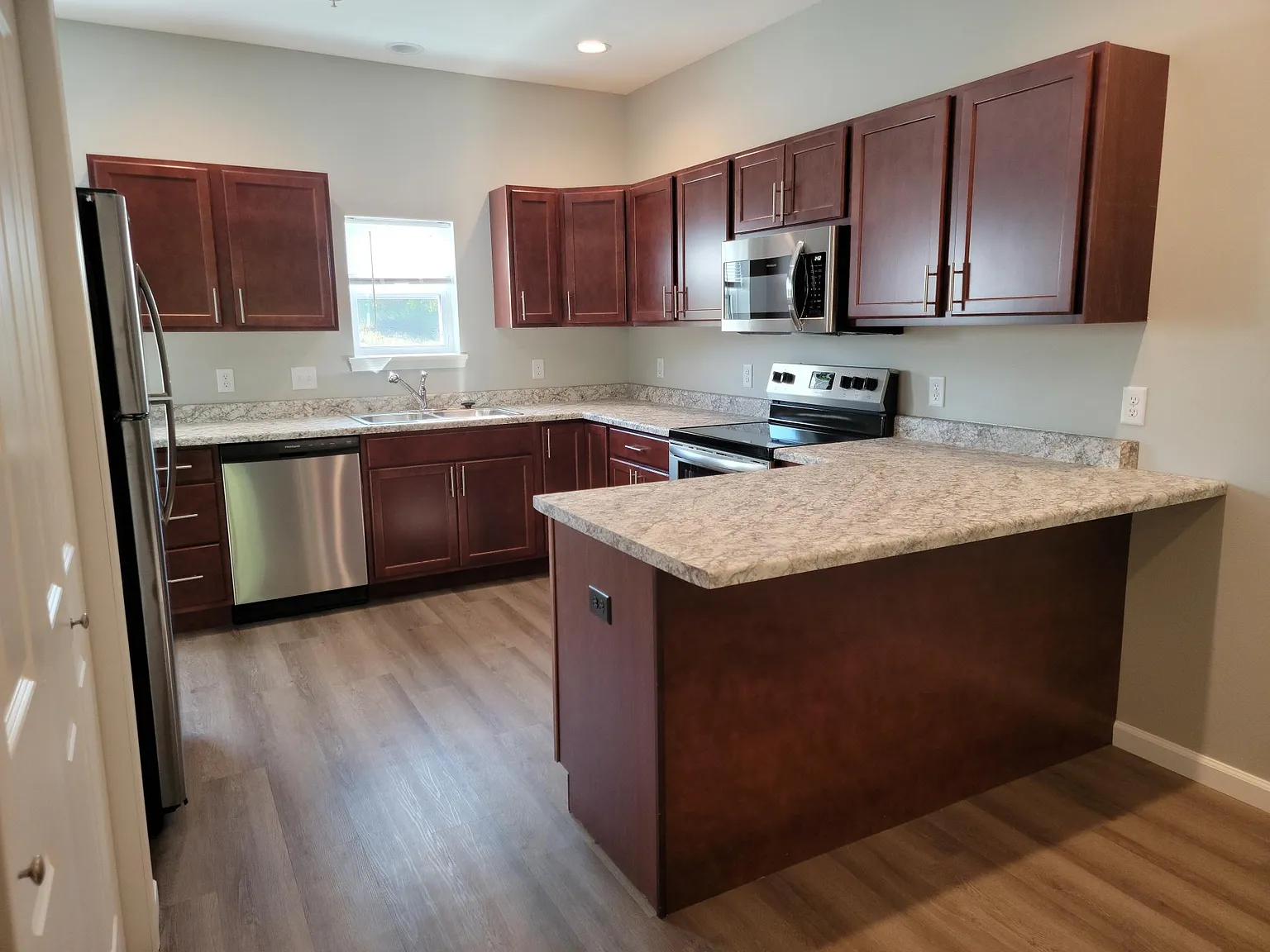 2 bed, 1250 sqft, $1,800 — Photo 2