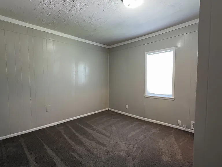 1521 & 1521 1/2 E Kirby Ave (AARC Management, LLC) — Photo 2