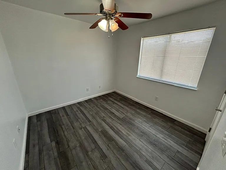 2406 W Prospect Ave — Photo 12