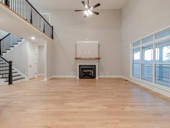 4th image of 381 Fieldview Way
