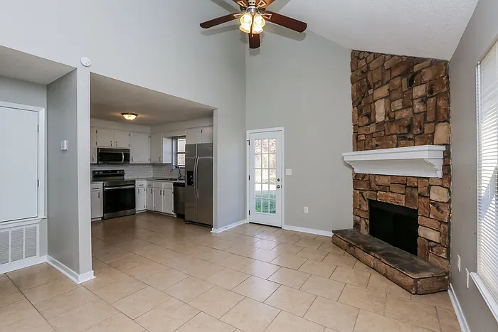 3 bed, 2.0 bath, 1450 sqft, $1,775 — Photo 4