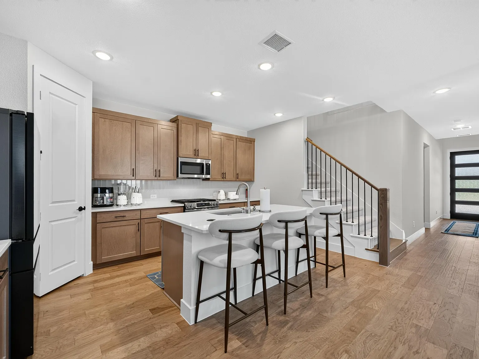 4 bed, 2400 sqft, $5,500 — Photo 4
