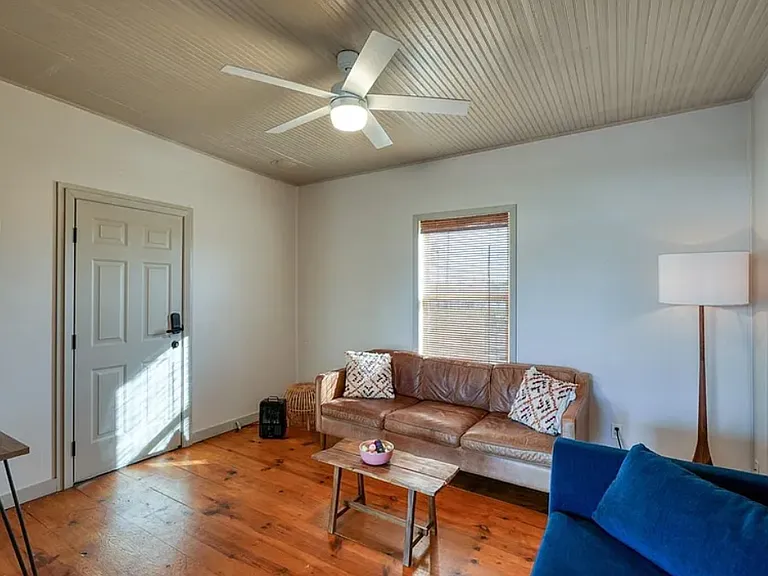 305 W Tarrant St — Photo 5