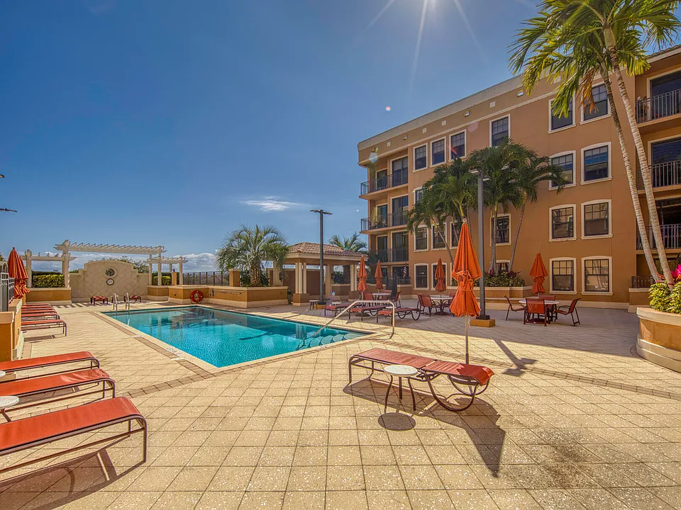 511 Lucerne Ave #401