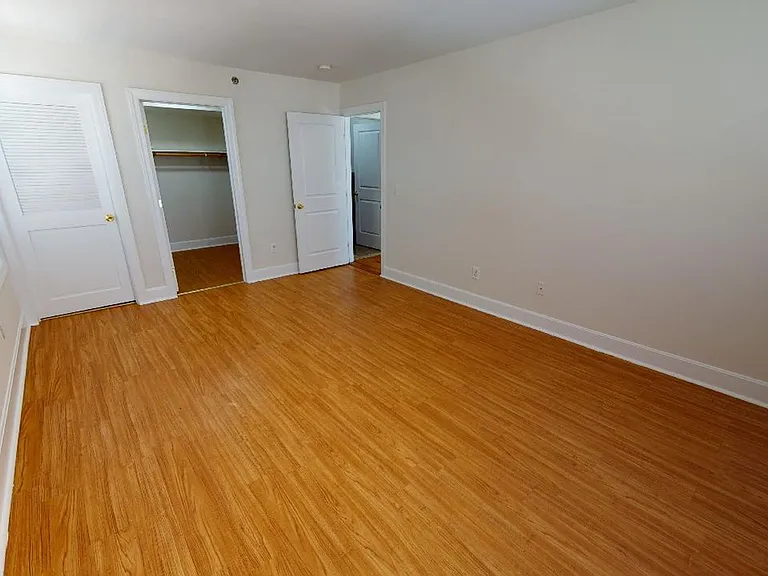 235-239 Burgess Pl — Photo 5