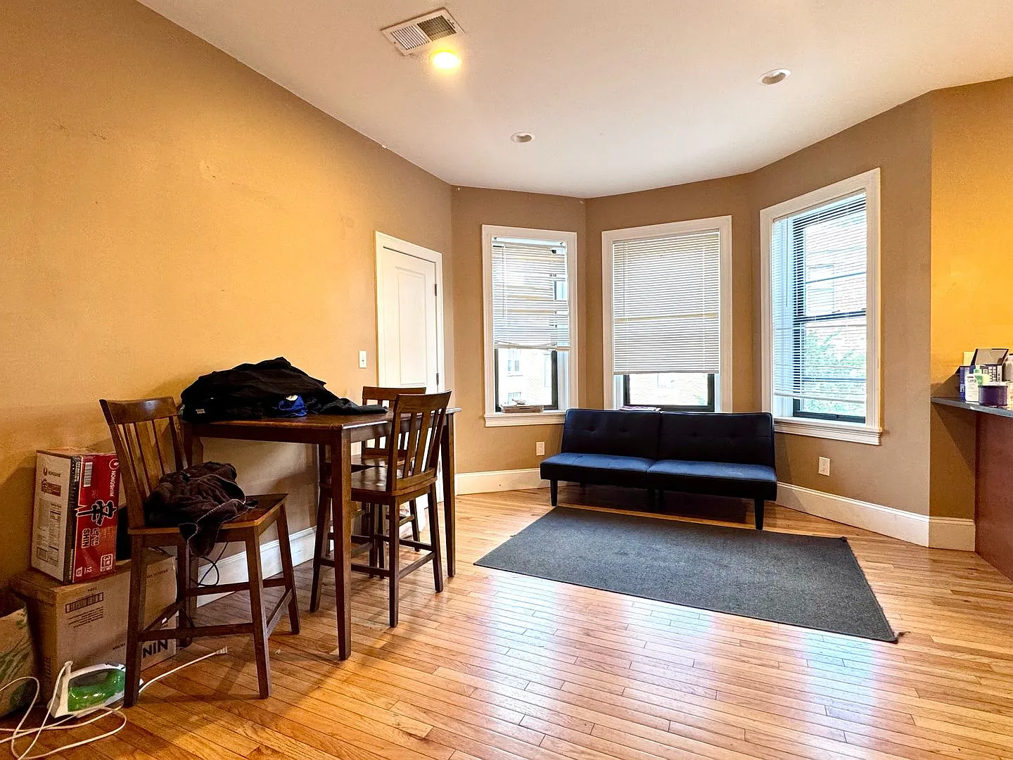 Wow! Modern 4 Bed/2 Bath In Brighton - Central Air, Laundry In-Unit — Photo 2
