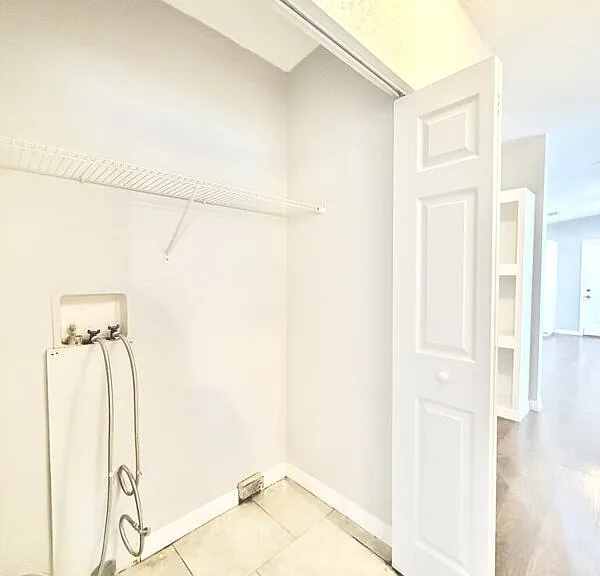 990 E Bay St — Photo 33