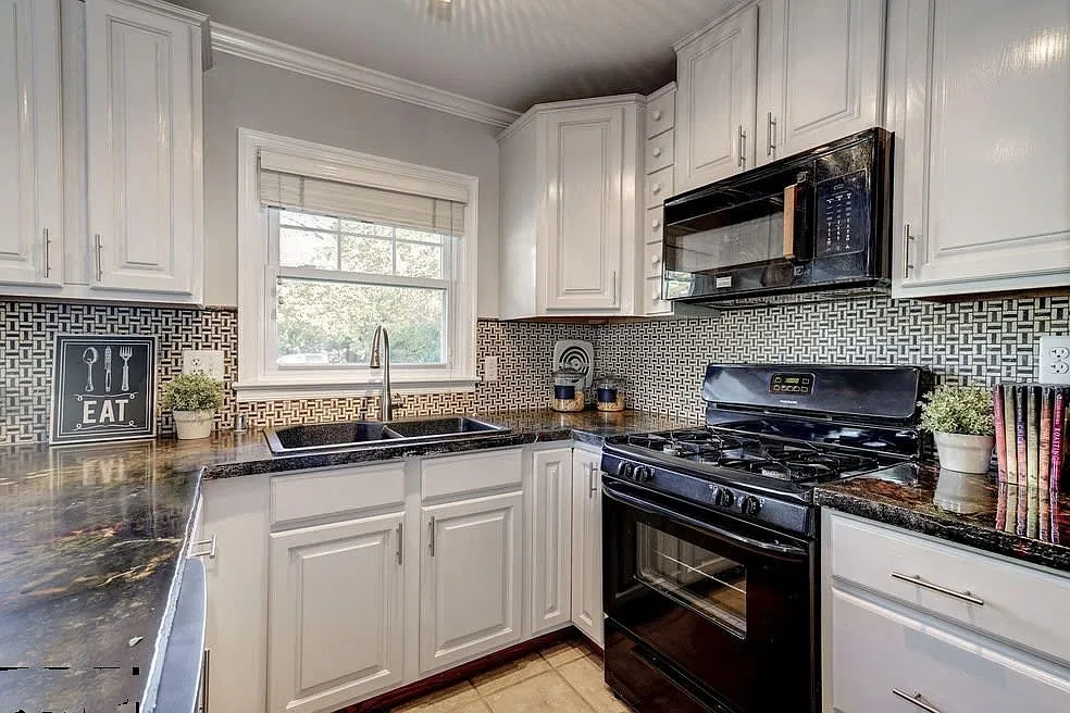 3 bed, $2,000 — Photo 2