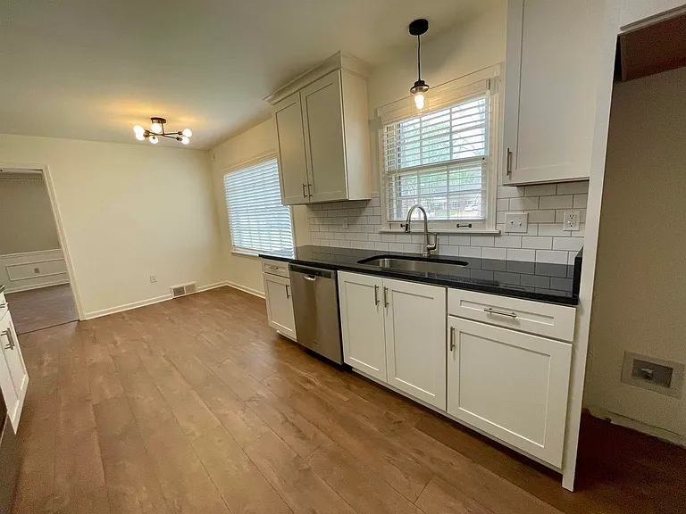 2420 Stratfield Dr — Photo 29