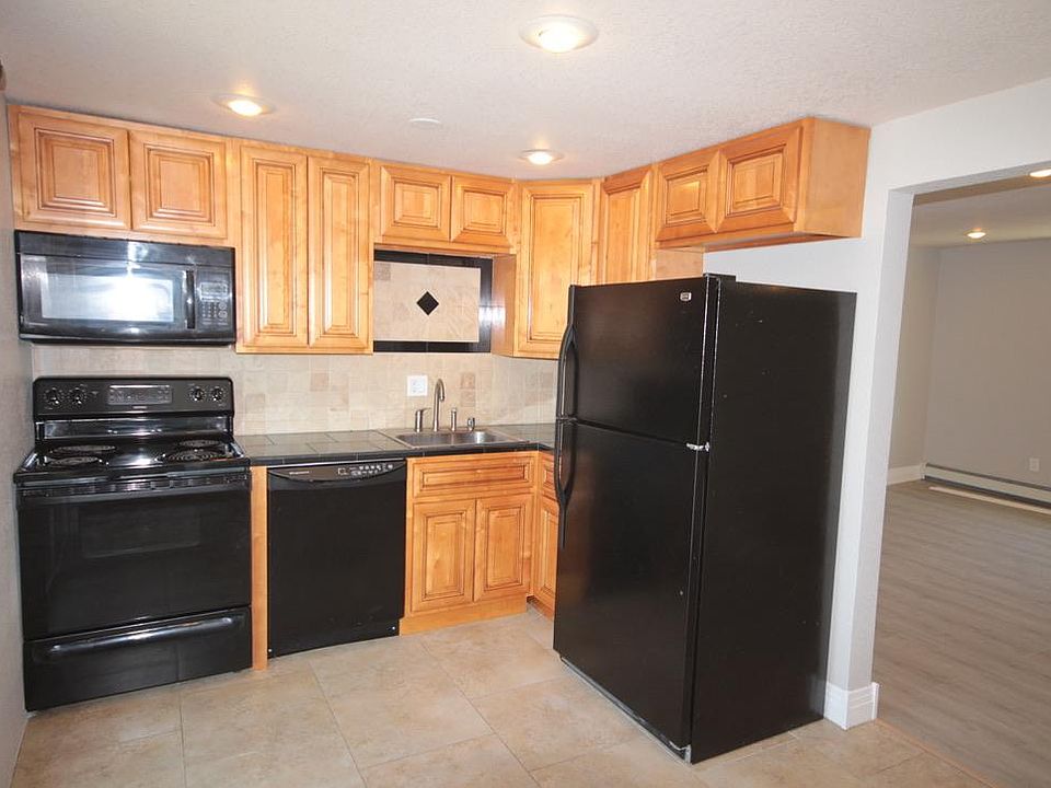 Italian Hickory kitchen cabinets, tumbled stone backsplash, custom granite counter tops