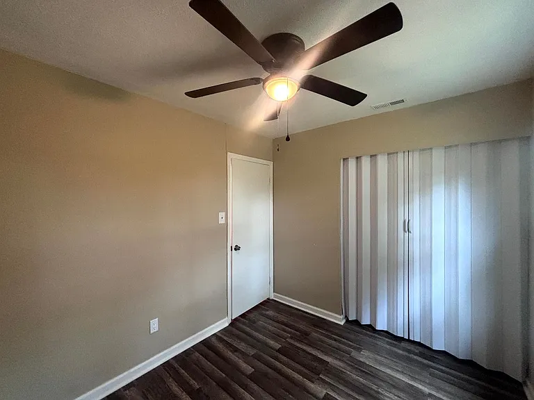 5523 Livingston Dr — Photo 15
