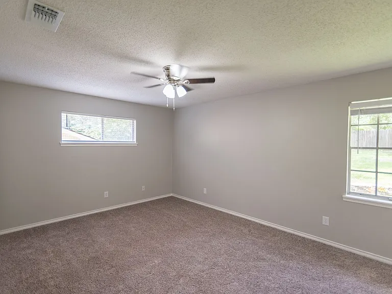 1825 Courtney Dr — Photo 12