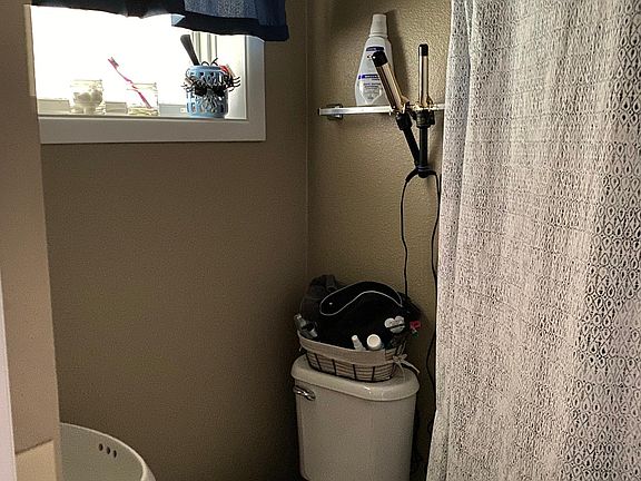 4th image of 313 Sanderson Ave