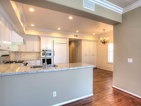 Large eat-in Kitchen