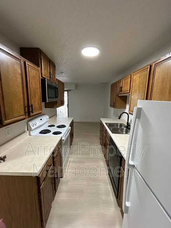 1 bed, 1.0 bath, 915 sqft, $950 — Photo 2