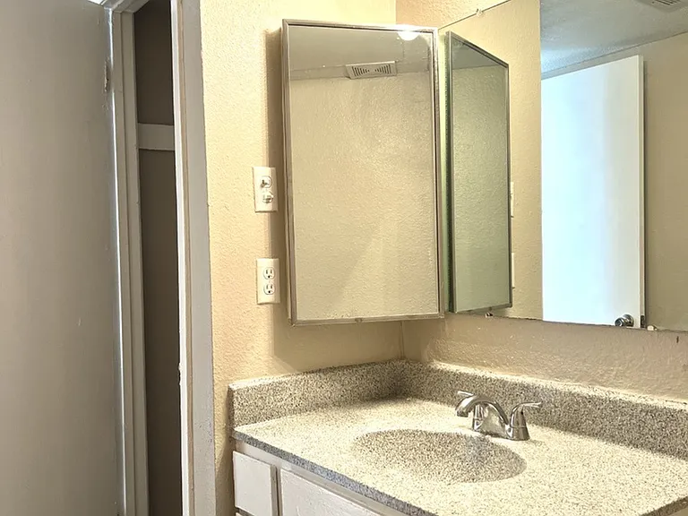 La Estancia Apartments — Photo 40