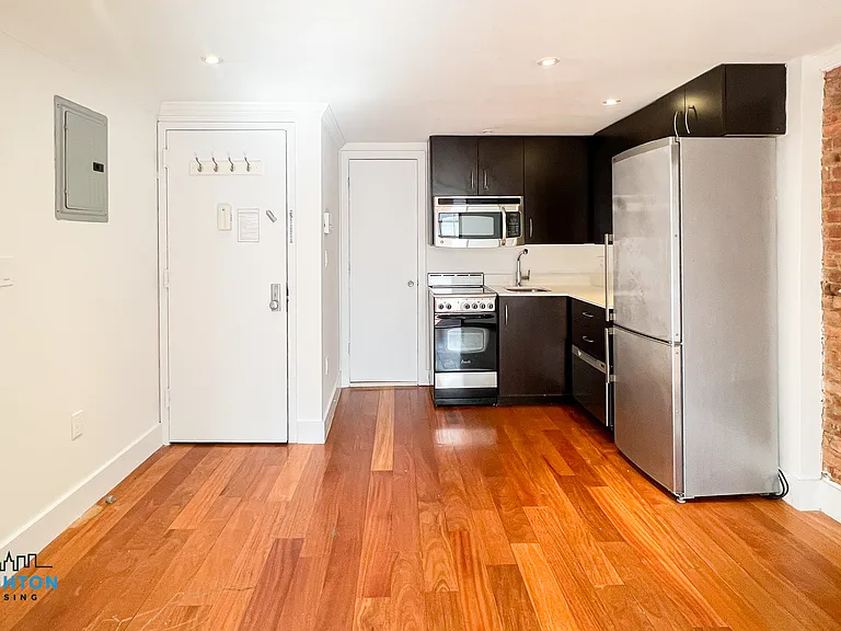 195 E 4th St #12 — Photo 3
