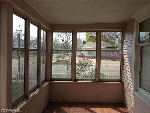 3rd image of 211 W 17th St