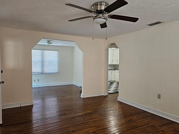 5th image of 914 W Henry Ave