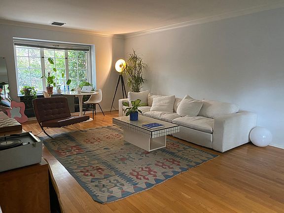 2nd image of 10407 Moorpark St