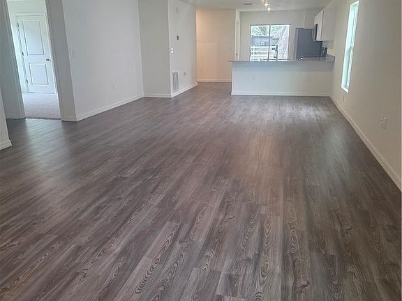 4th image of 878 Friendship Cir