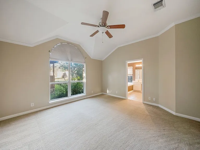 8218 Parkland Hills Dr — Photo 15