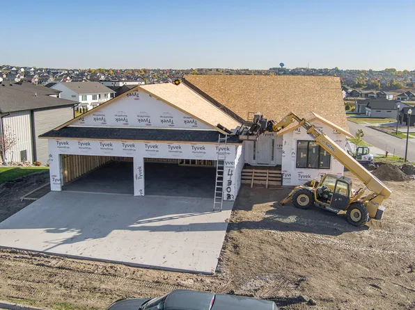 4303 Elk Ridge Dr, Bismarck, ND 58503