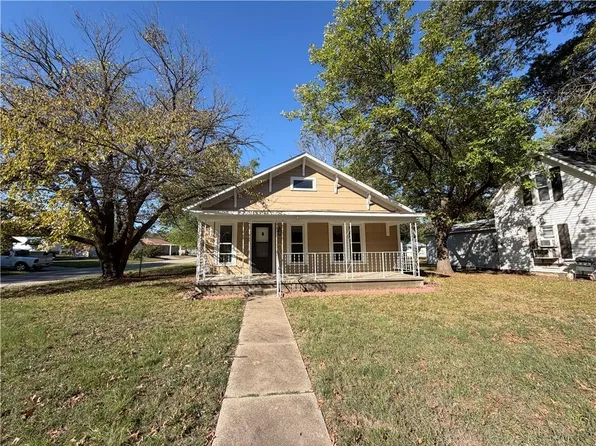 301 E 6th Ave, Caney, KS 67333