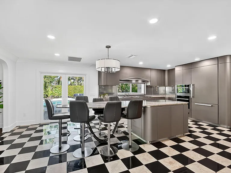 2900 Greenbriar Blvd — Photo 7