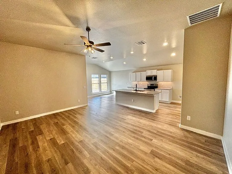 2612 Tiffin Ave — Photo 3