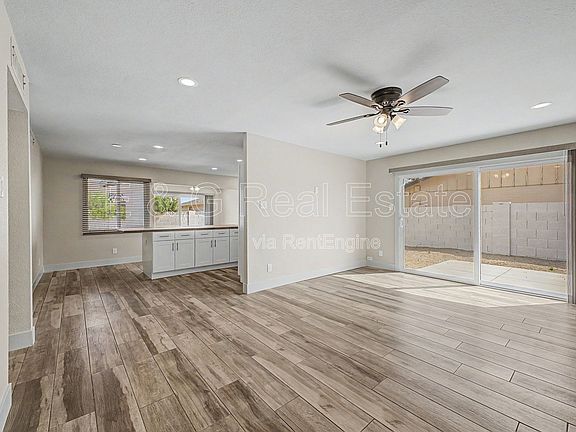 5th image of 710 E Bell De Mar Dr