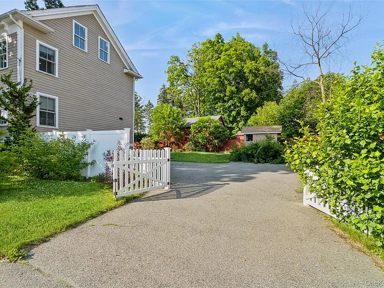 120 Verplanck Ave — Photo 32