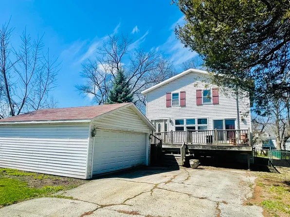 8 N York St, Fox Lake, IL 60020
